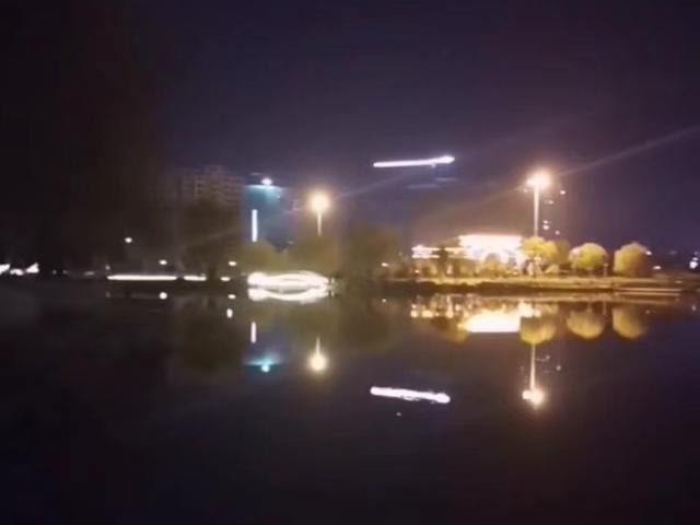 DƬ